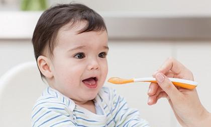 Chết cười với phản ứng của bé lần đầu tiên ăn đồ chua