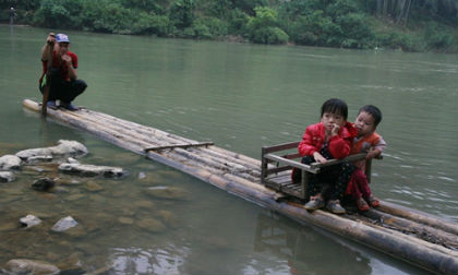 Học sinh đi bè mảng tới lớp, giáo viên thắp đèn dầu soạn giáo án