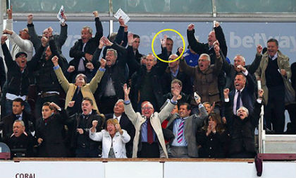 Mourinho cô độc trên khán đài nhìn học trò thua trận