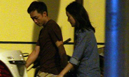 Cường Đôla nắm chặt tay tình mới bước đi trong đêm