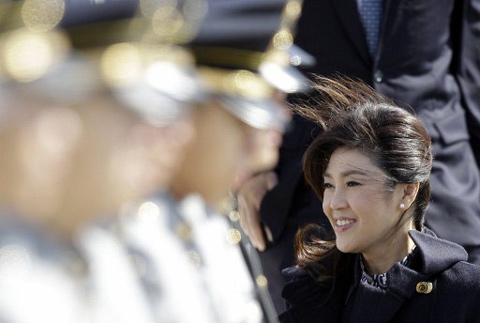 REPUBLIC OF KOREA, SEOUL : Prime Minister of Thailand Yingluck Shinawatra inspects a guard of honour as she arrives at Incheon Airport in Seoul on March 24, 2012, to attend the 2012 Seoul Nuclear Security Summit. Leaders from over 50 nations will attend the summit which is being held in the South Korean capital on March 26-27. AFP PHOTO/LEE JIN-MAN / POOL