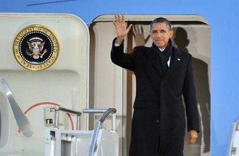 REPUBLIC OF KOREA, Osan : US President Barack Obama arrives at a US air base in Osan, 60 kms south of Seoul, on March 25, 2012 ahead of the 2012 Seoul Nuclear Security Summit. Leaders from over 50 nations will attend the 2012 Seoul Nuclear Security Summit on March 26-27. AFP PHOTO / JUNG YEON-JE