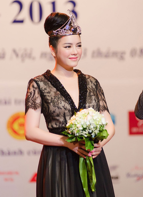 Không phải hoa hậu, Lý Nhã Kỳ vẫn được trao vương miện | Lý Nhã Kỳ 2013, Đại sứ nữ hoàng trang sức Việt Nam, Đại sứ, Trang sức, Vương miện