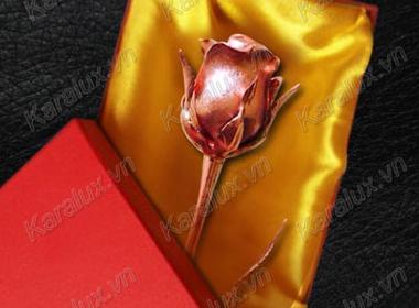 Hoa hồng mạ vàng 24K: Quà tặng độc đáo ngày 8/3