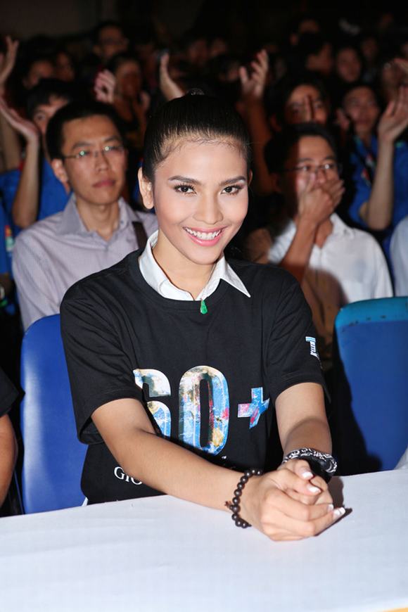 thuy-van-truong-thi-may-tham-gia-gio-trai-dat11