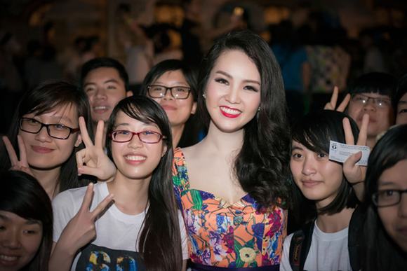 thuy-van-truong-thi-may-tham-gia-gio-trai-dat29