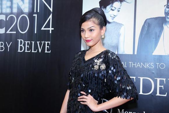 truong-thi-may-tu-tin-dien-vay-30-nam-truoc-cua-me-di-du-su-kien-5