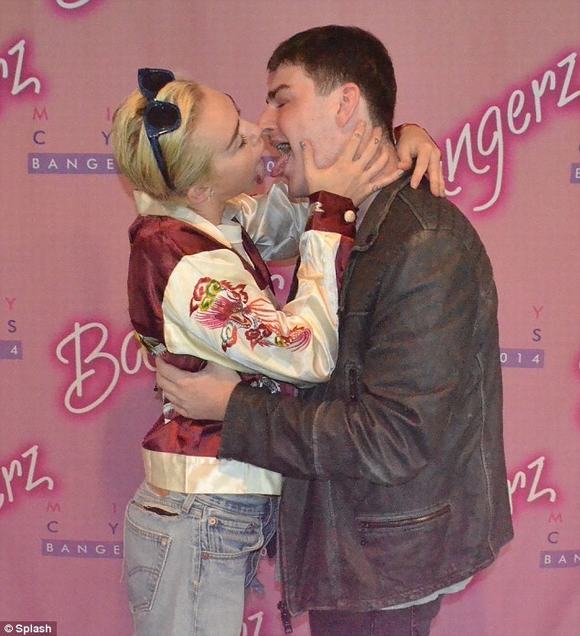 miley-cyrus-bi-sam-so4