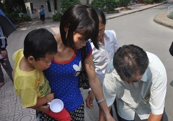 Nhờ hàng xóm trông giùm em bé 2 tuổi bị đánh gẫy răng và hôn mê, Sài Gòn List