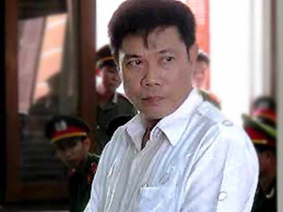 sep-cua-5-cong-an-dung-nhuc-hinh-1