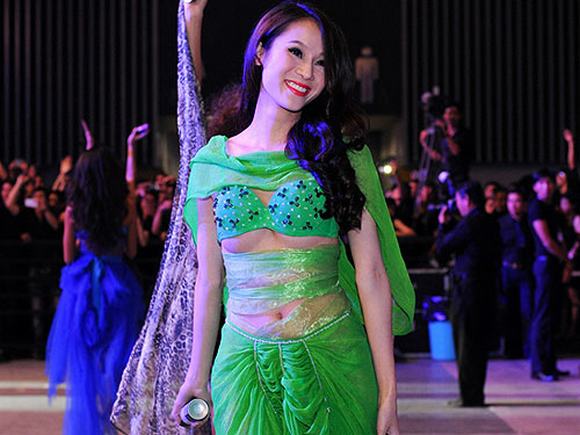 sao-viet-bi-cam-dien-vi-trang-phuc-2