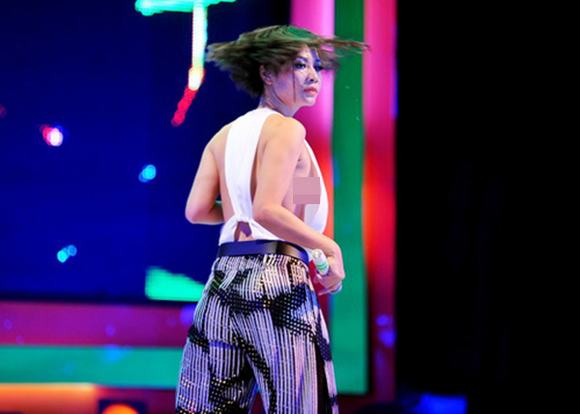 sao-viet-bi-cam-dien-vi-trang-phuc-5