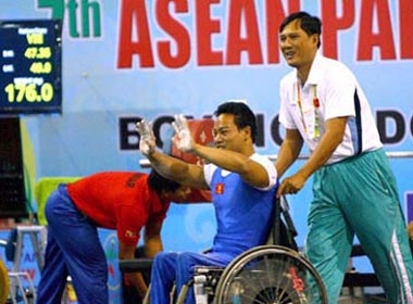 Phá kỷ lục thế giới, lực sĩ Lê Văn Công giành HCV Asian Para Games II