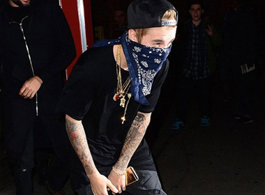 'U30 giàu nhất thế giới' Justin Bieber đeo cả tá vàng để khoe của? 