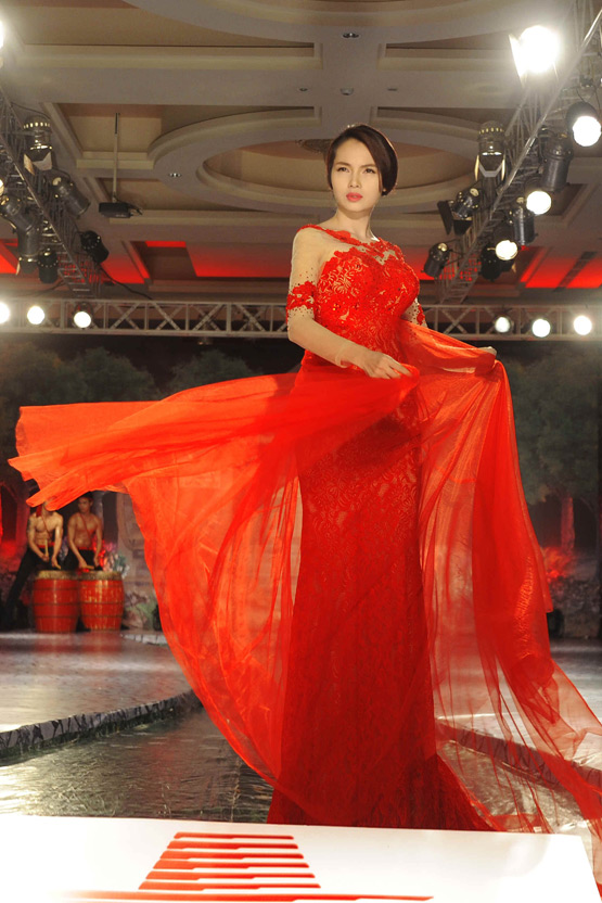 Minh triệu - Quanh Dy diện váy Long Phụng kiêu sa của NTK Ngọc Long