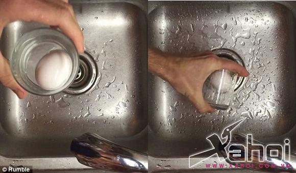 Cách bóc vỏ trứng bằng cốc