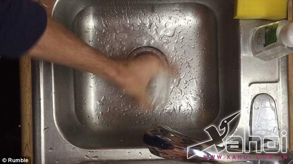 Cách bóc vỏ trứng bằng cốc
