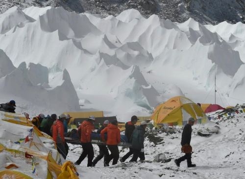 cứu hộ nạn nhân động đất trên Everest