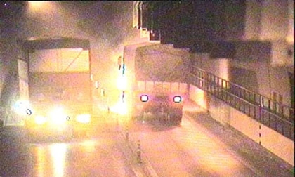 Đóng hầm Hải Vân khẩn cấp vì xe tải bốc cháy dữ dội