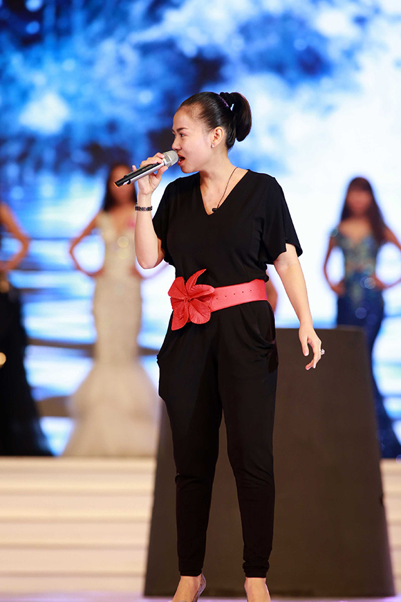Chồng Tây tháp tùng Thu Minh đi tổng duyệt Hoa hậu hoàn vũ Việt Nam 0