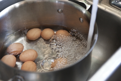5 sai lầm khi luộc trứng mà ai cũng mắc phải - 3