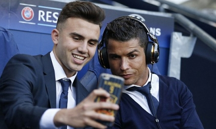 Ronaldo làm những gì khi ngồi ngoài ở trận đấu với Man City?