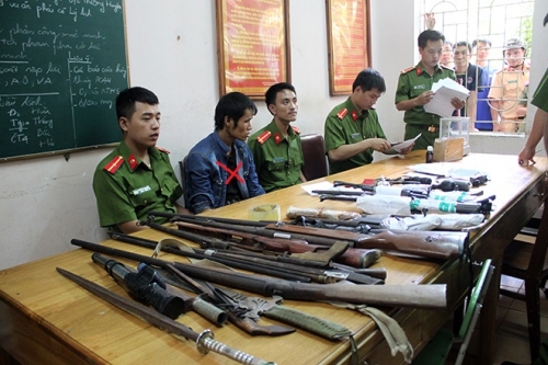 Bắt trùm ma tuý, thu ‘kho’ vũ khí: 2 công an dính máu nghi nhiễm HIV - Ảnh 2