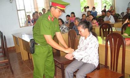 Tiêu quá 1000đ, bé gái bị mẹ kế hành hạ dã man