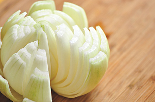 Những mẹo làm đẹp 'hữu ích' không thể bỏ lỡ từ hành tây