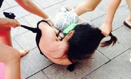 Chứng kiến cảnh bồ xé toạc chiếc áo của vợ để lộ ra bầu ngực và vòng eo, chồng lập tức tỉnh ngộ