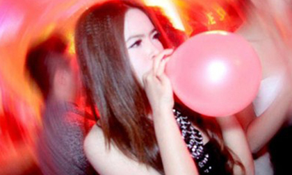 Hot girl Hà Nội nhập viện, liệt tay chân vì hút bóng cười