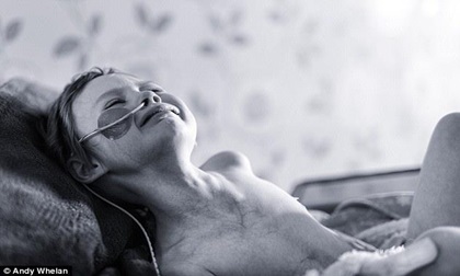 Rơi nước mắt với bức ảnh bố chụp những ngày cuối của con gái 4 tuổi bị ung thư