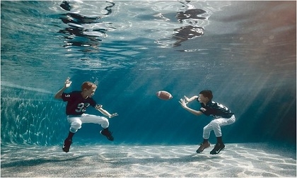 Bộ ảnh những đứa trẻ chơi thể thao dưới nước cực sống động, chân thực