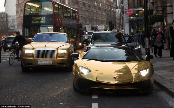 dàn siêu xe mạ vàng của tỷ phú Ả Rập Saudi khi sang Anh nghỉ dưỡng 1