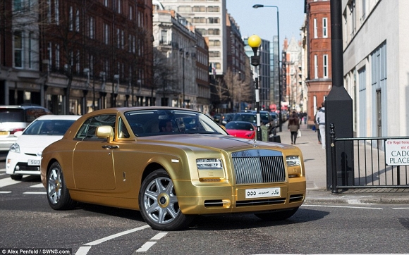dàn siêu xe mạ vàng của tỷ phú Ả Rập Saudi khi sang Anh nghỉ dưỡng 0