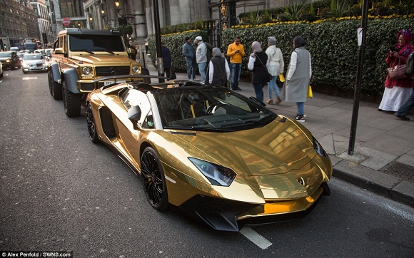 dàn siêu xe mạ vàng của tỷ phú Ả Rập Saudi khi sang Anh nghỉ dưỡng 6