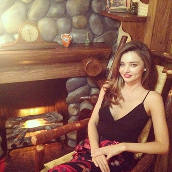 Miranda Kerr diện váy xẻ sâu khoe vòng một gợi cảm trên thảm đỏ