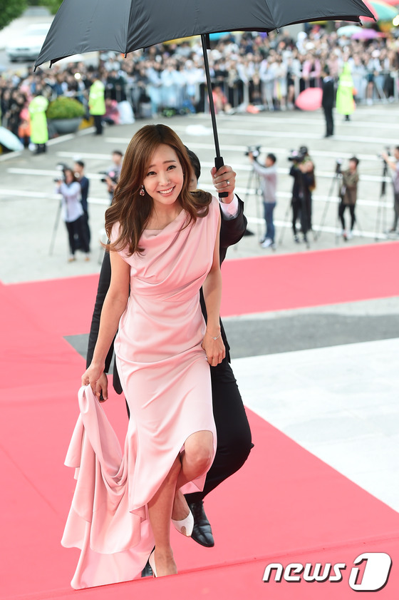 Dàn sao đình đám khoe vòng một trên thảm đỏ 'Oscar Hàn Quốc'