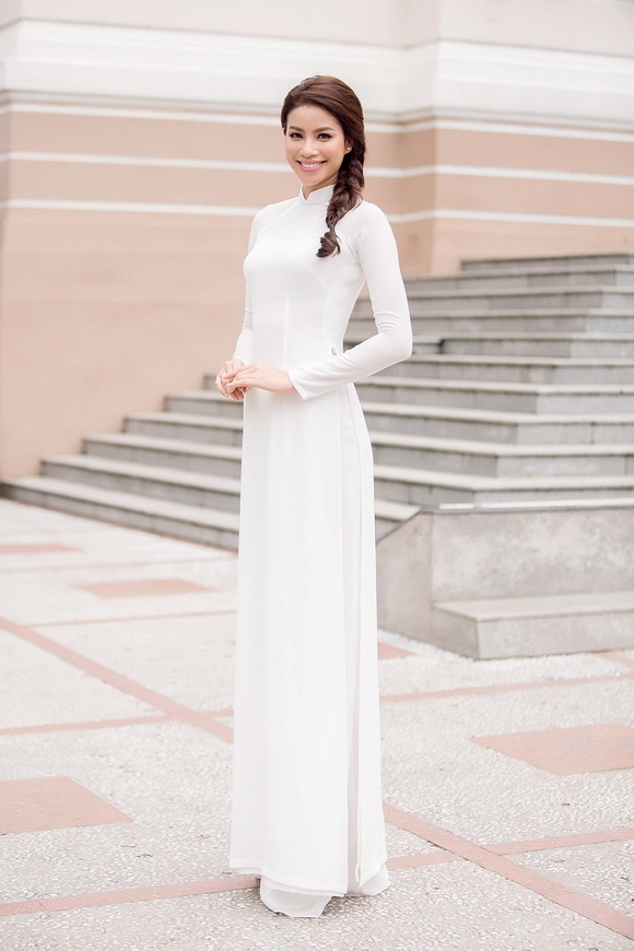 Phạm Hương diện áo dài trắng 5