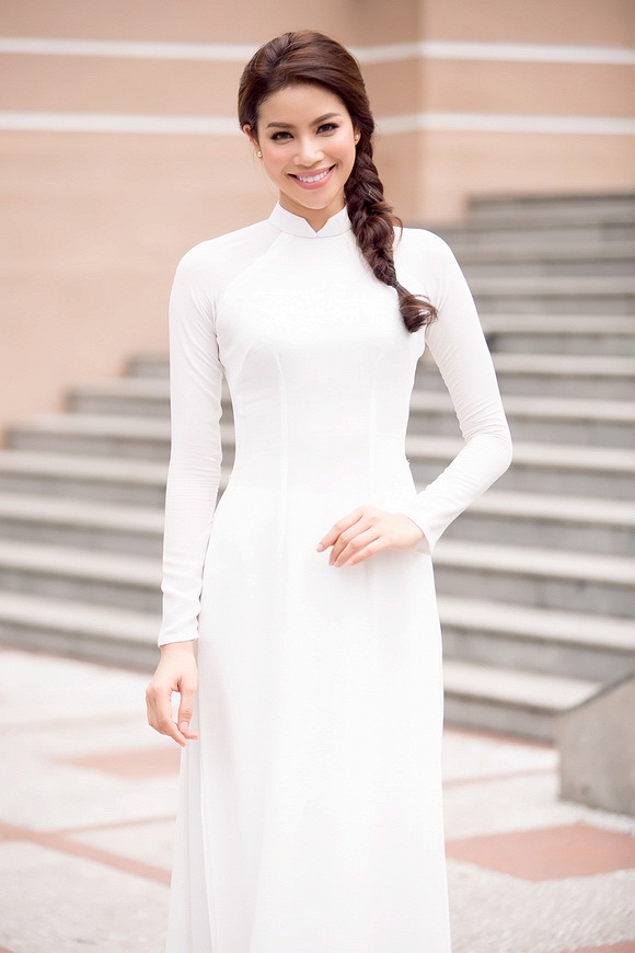 Phạm Hương diện áo dài trắng 3