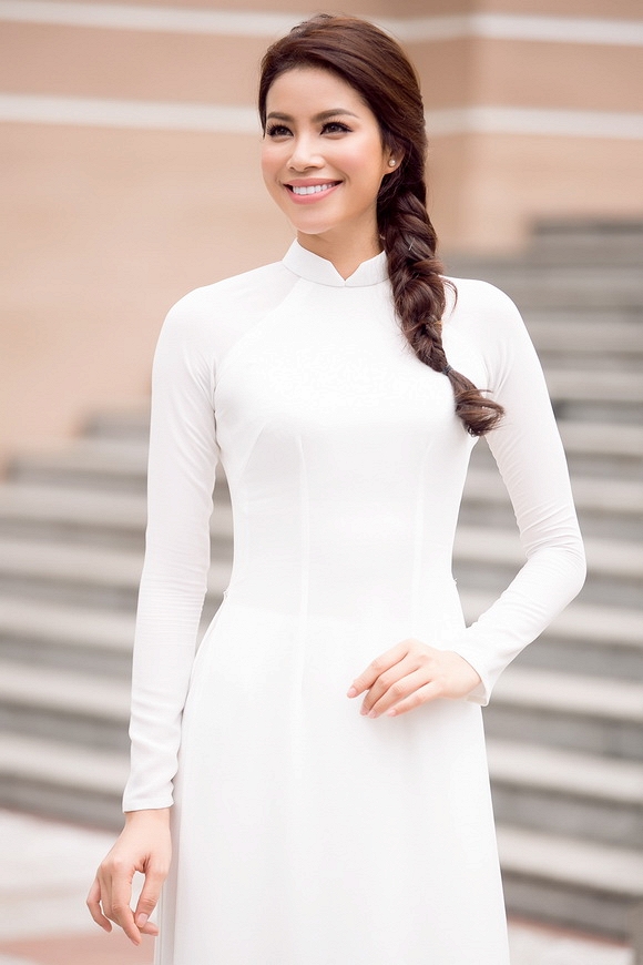 Phạm Hương diện áo dài trắng 2