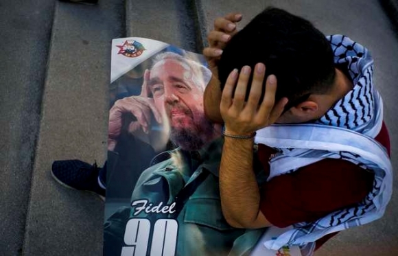 Một sinh viên người Palestine đang theo học y khoa ở La Habana ôm di ảnh Fidel khóc nức nở. (Ảnh: AP)