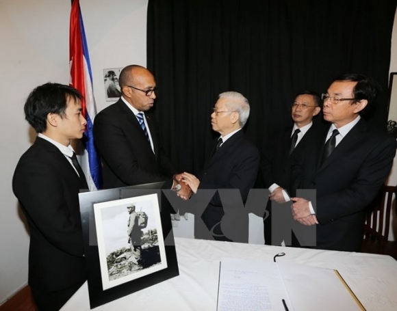 Tổng Bí thư Nguyễn Phú Trọng chia buồn với Đại sứ Cuba Herminio Lope Diaz. (Ảnh: Trí Dũng/TTXVN).