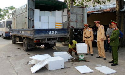 Quảng Ninh: Thu giữ và tiêu hủy 2,8 tấn thực phẩm bẩn