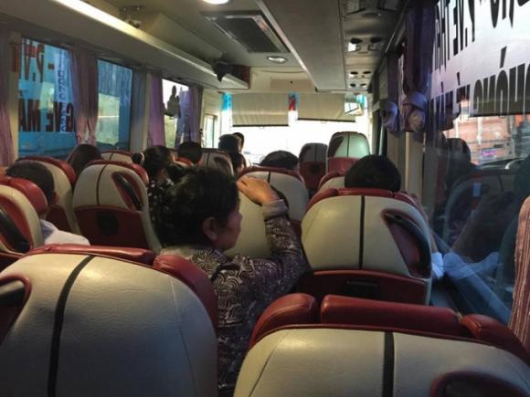 Hành khách phủ đầy các ghế xe bát đầu cuộc hành trình trên tuyến như các xe chạy tuyến