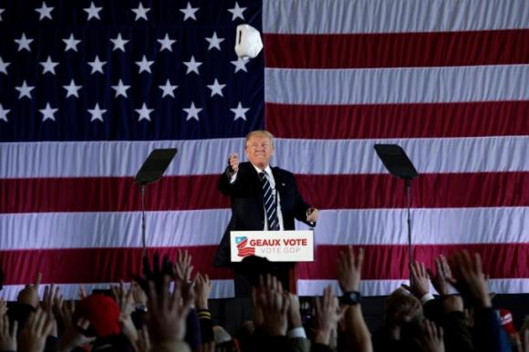 Tổng thống đắc cử Donald Trump tung một chiếc mũ về phía những người ủng hộ mình trong chuyển đi 