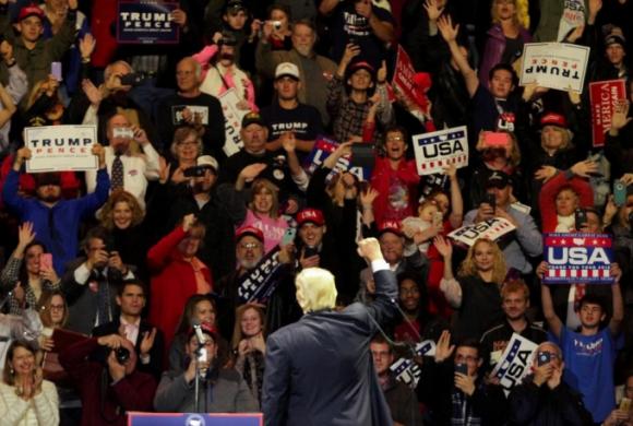 Indiana, quê nhà của ông Pence là điểm dừng chân đầu tiên của chuyến đi trước khi nhóm của tổng thống đắc cử tới Cincinnati, bang Ohio. Tại đây, ông đã có một buổi vận động nhằm cảm ơn những người đã ủng hộ mình. (Ảnh: Reuters)