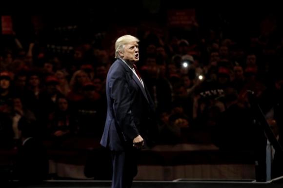 Theo kết quả cuộc bầu cử Mỹ, ông Trump giành chiến thắng tại 31 bang với tổng cộng 306 phiếu đại cử tri, vượt xa so với bà Hillary Clinton khi bà giành được 232 phiếu. Điều này có nghĩa là chuyến đi của ông sẽ qua 31 bang này. (Ảnh: Reuters)