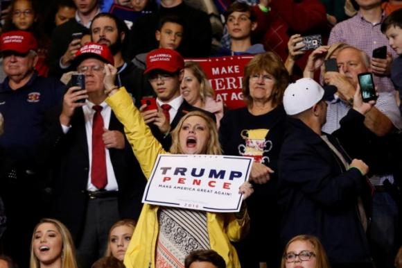 Những người ủng hộ cổ vũ Trump khi ông có bài phát biểu tại Fayetteville, bang North Carolina. (Ảnh: Reuters)