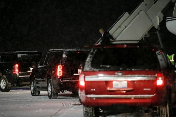 Đoàn xe hộ tống ông Trump sau khi Tổng thống đắc cử khi máy bay vừa hạ cánh ở Grand Rapids, bang Michigan. (Ảnh: Reuters)